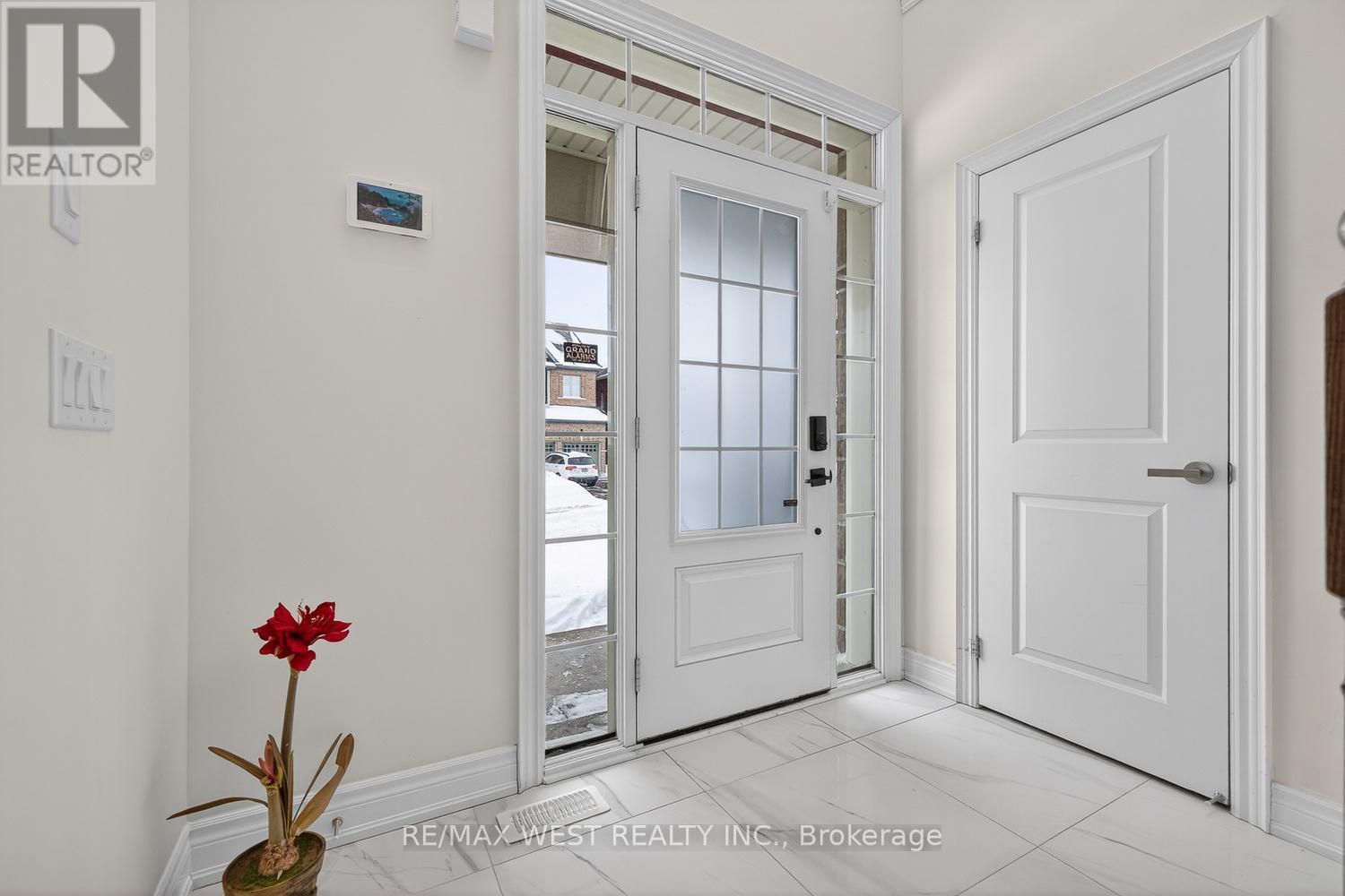 90 Watershed Gate, East Gwillimbury, Ontario  L9N 0Y2 - Photo 3 - N12785632