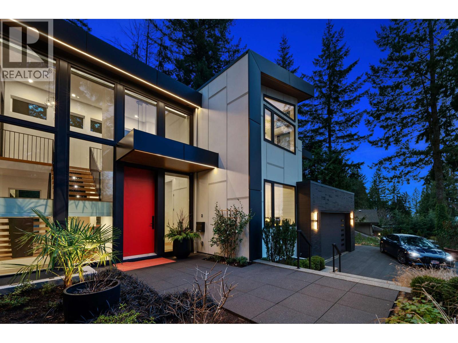 4528 Skyline Drive, North Vancouver, British Columbia  V7R 3H1 - Photo 2 - R3089495