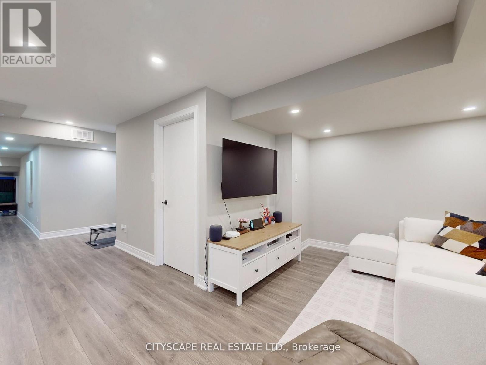 98 Veterans Street, Bradford West Gwillimbury, Ontario  L3Z 4H7 - Photo 10 - N12785732