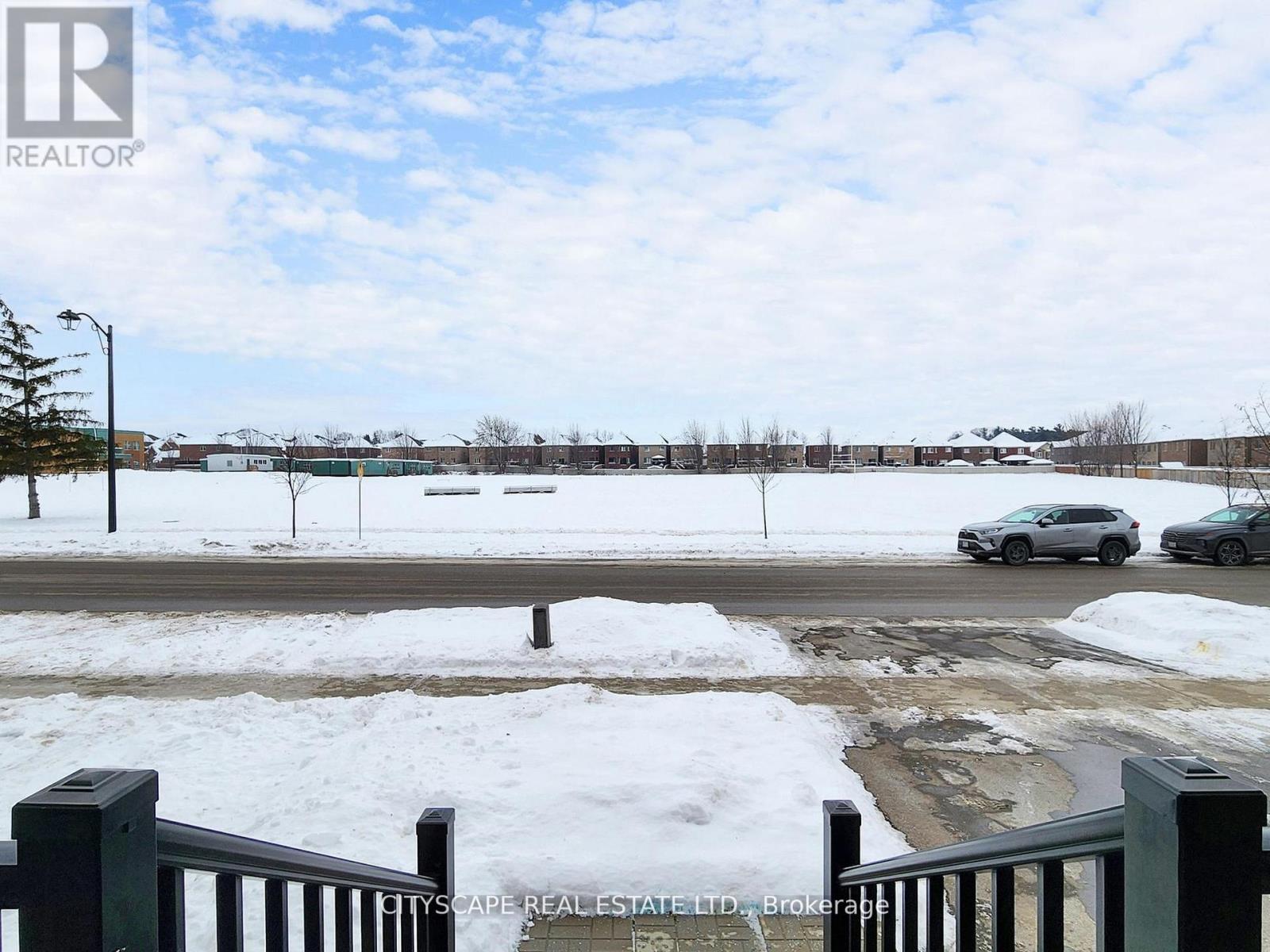 98 Veterans Street, Bradford West Gwillimbury, Ontario  L3Z 4H7 - Photo 2 - N12785732