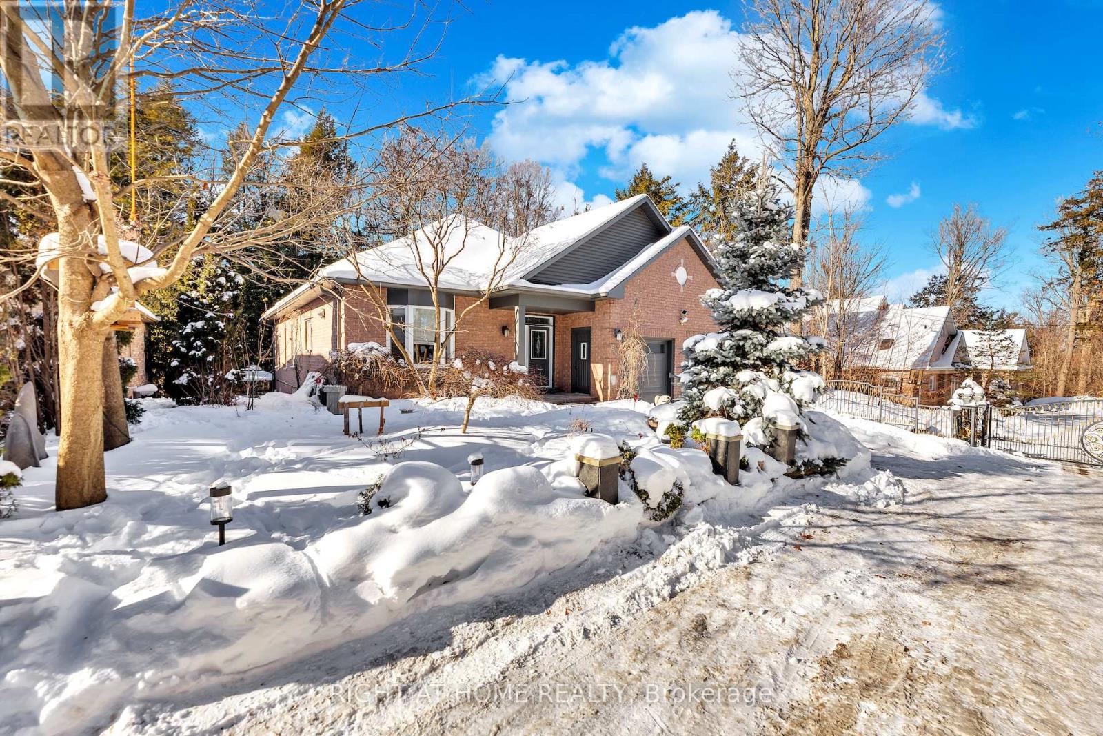 600 HENDERSON DRIVE, Aurora, Ontario