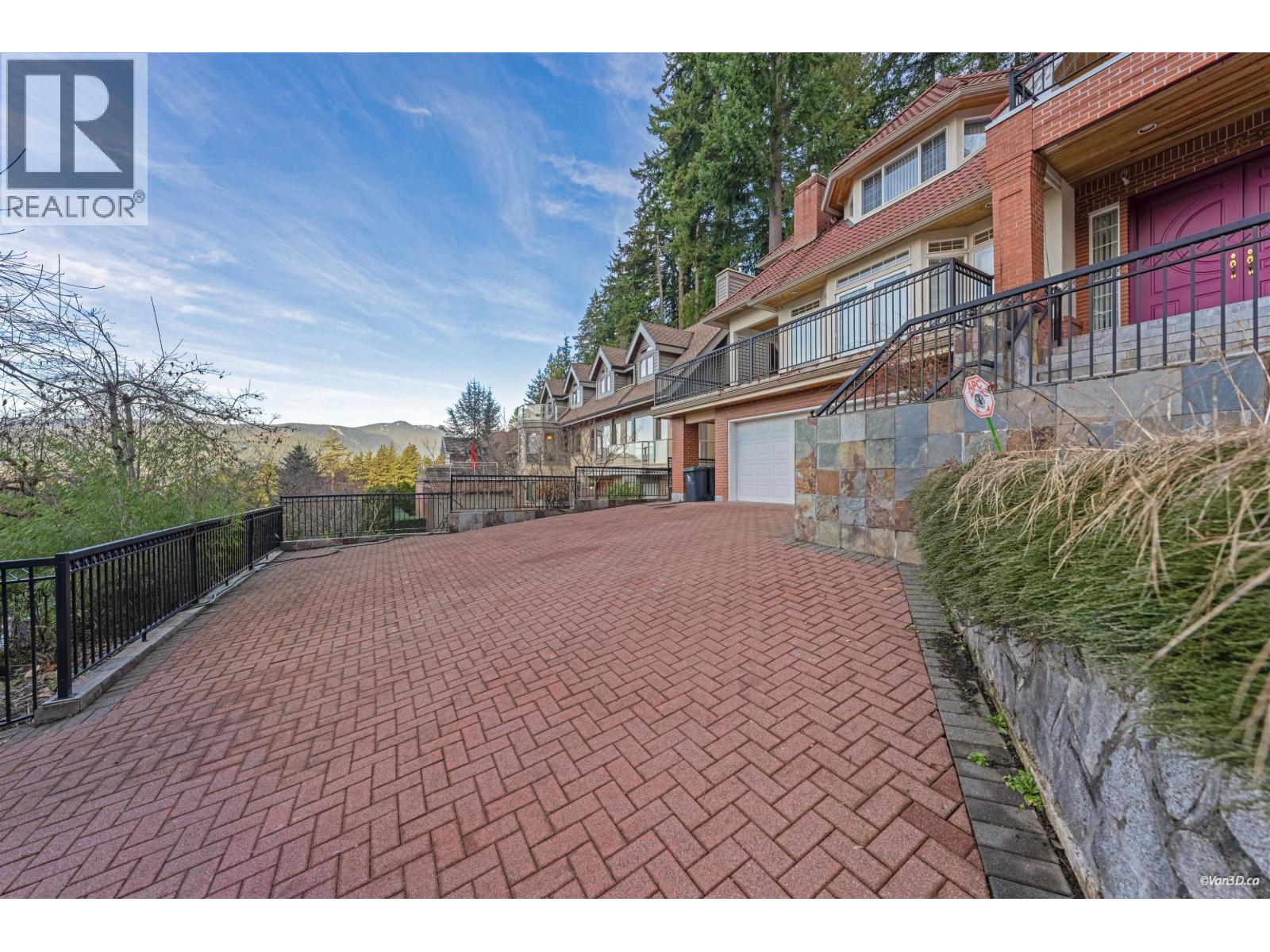 4989 Chalet Place, North Vancouver, British Columbia  V7R 4X4 - Photo 2 - R3089630