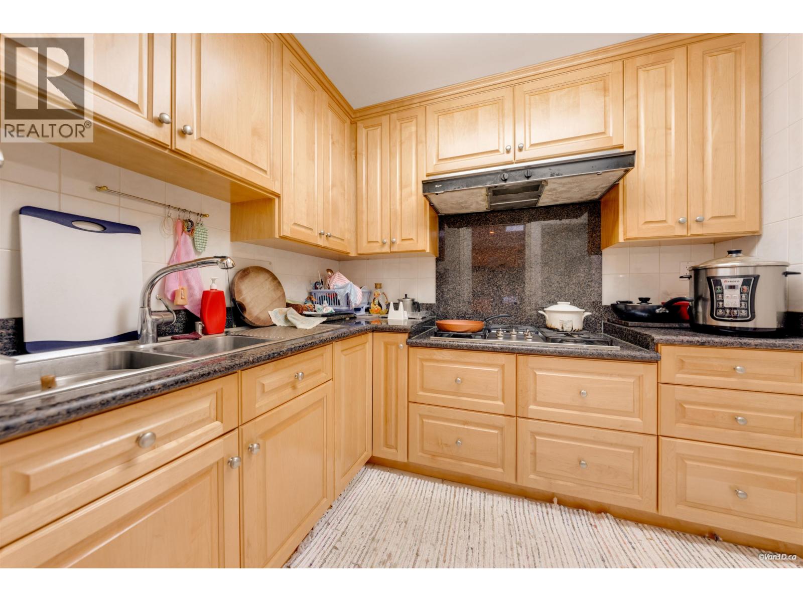 4989 Chalet Place, North Vancouver, British Columbia  V7R 4X4 - Photo 11 - R3089630