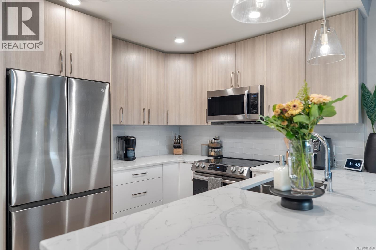 402 7098 Wallace Dr, Central Saanich, British Columbia  V8M 1G9 - Photo 7 - 1025950