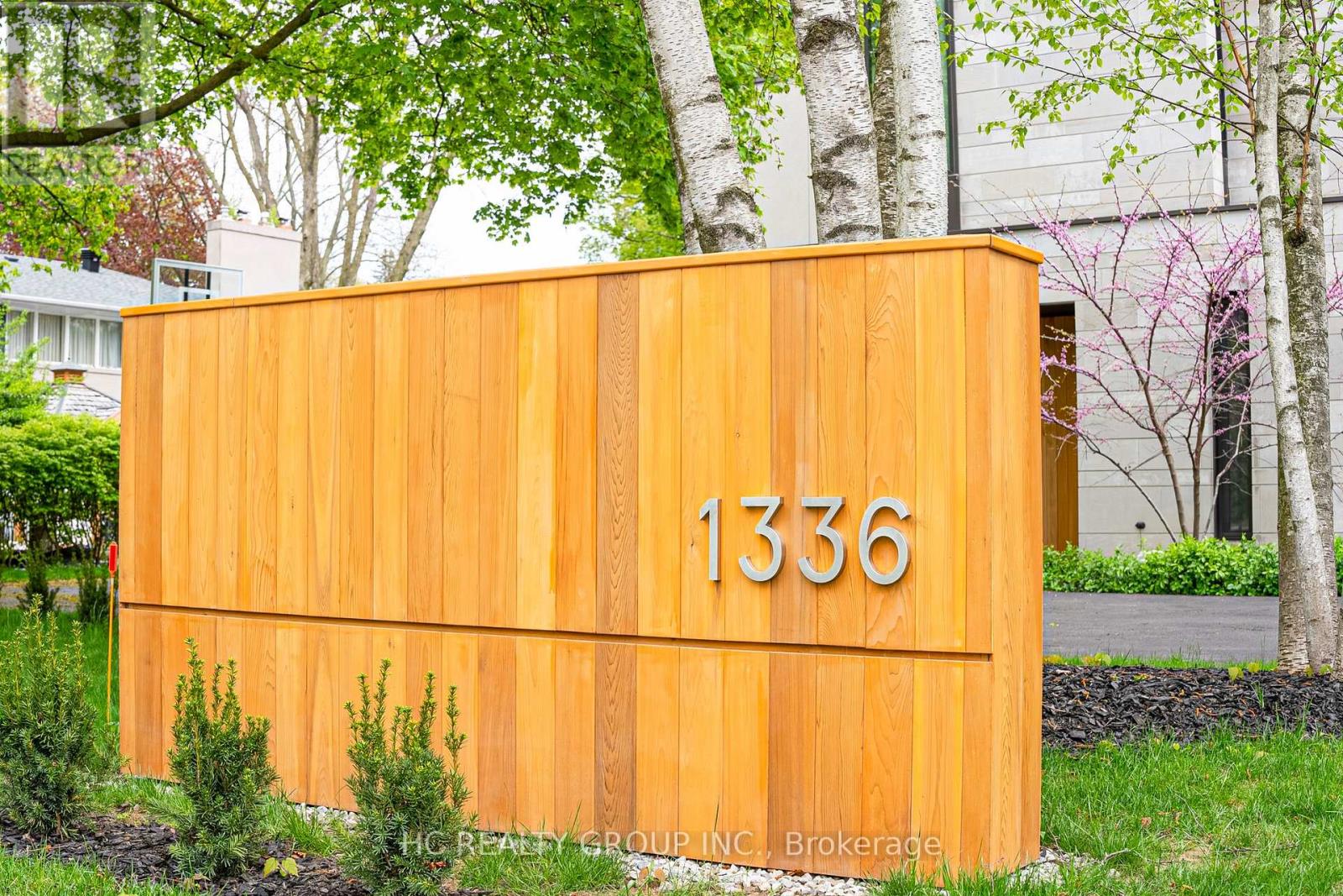 1336 Hillhurst Road, Oakville, Ontario  L6J 1X5 - Photo 2 - W12785802