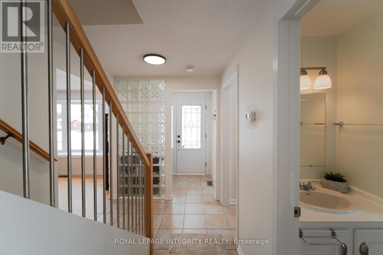 652 La Verendrye Drive, Ottawa, Ontario  K1J 7X4 - Photo 3 - X12785824