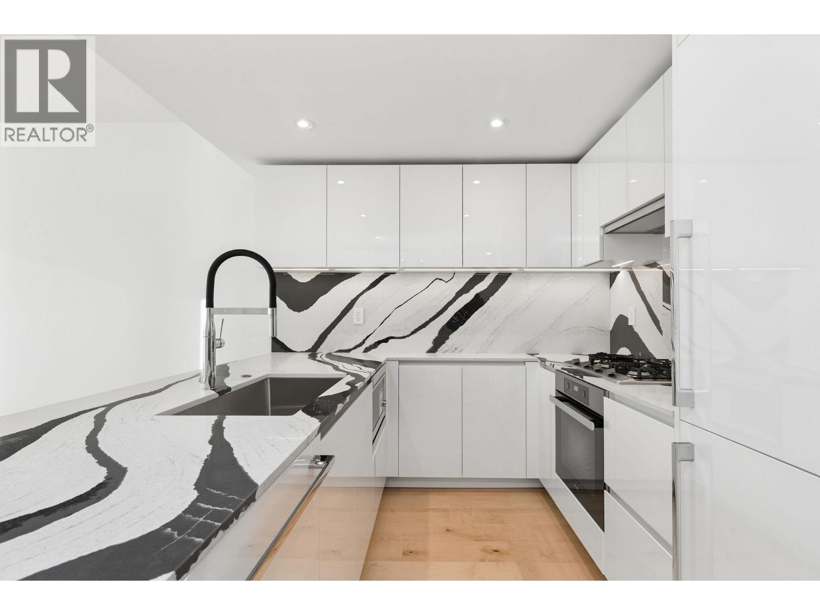 1004 135 E 13th Street, North Vancouver, British Columbia  V7L 0J8 - Photo 3 - R3067048