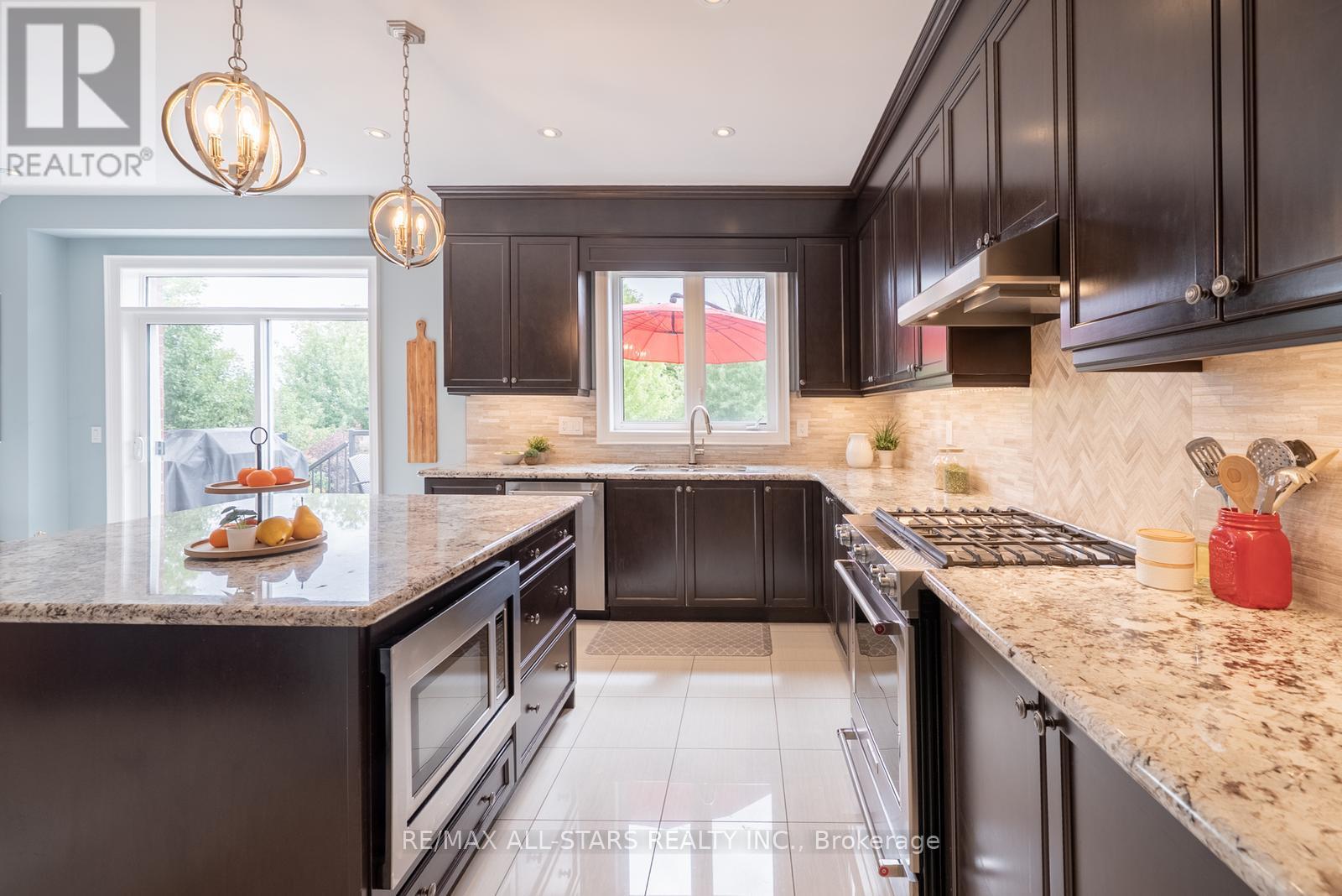 61 Manor Forest Road, East Gwillimbury, Ontario  L0G 1M0 - Photo 19 - N12785816