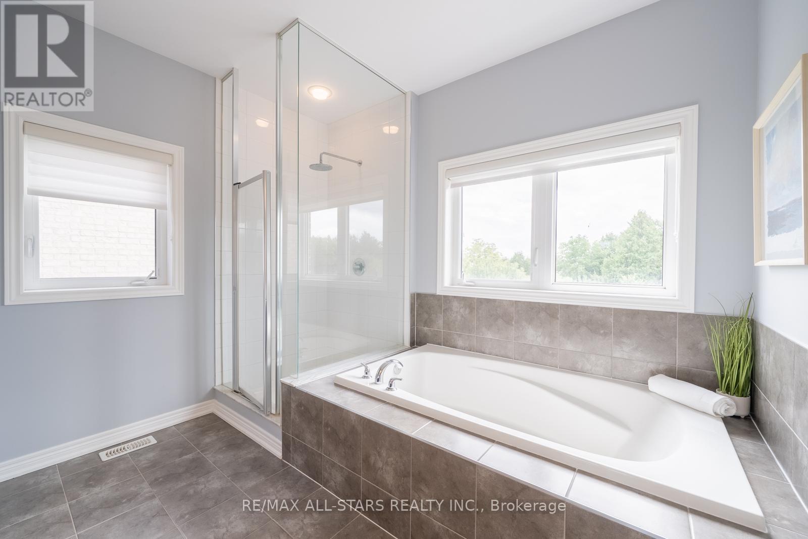 61 Manor Forest Road, East Gwillimbury, Ontario  L0G 1M0 - Photo 38 - N12785816