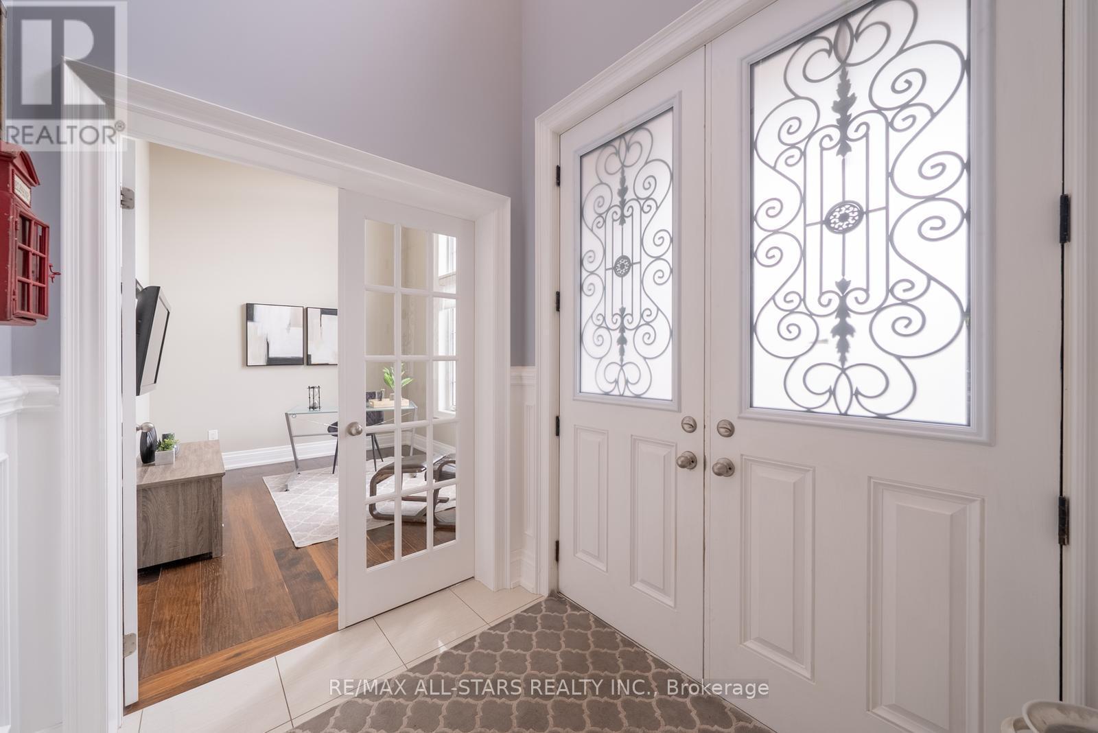 61 Manor Forest Road, East Gwillimbury, Ontario  L0G 1M0 - Photo 5 - N12785816