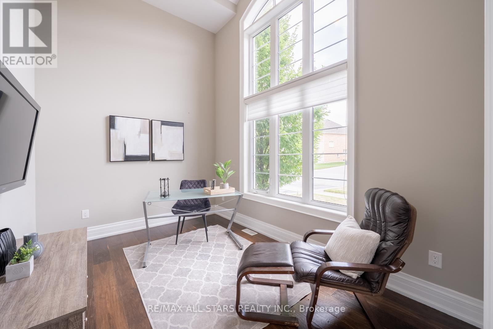 61 Manor Forest Road, East Gwillimbury, Ontario  L0G 1M0 - Photo 6 - N12785816