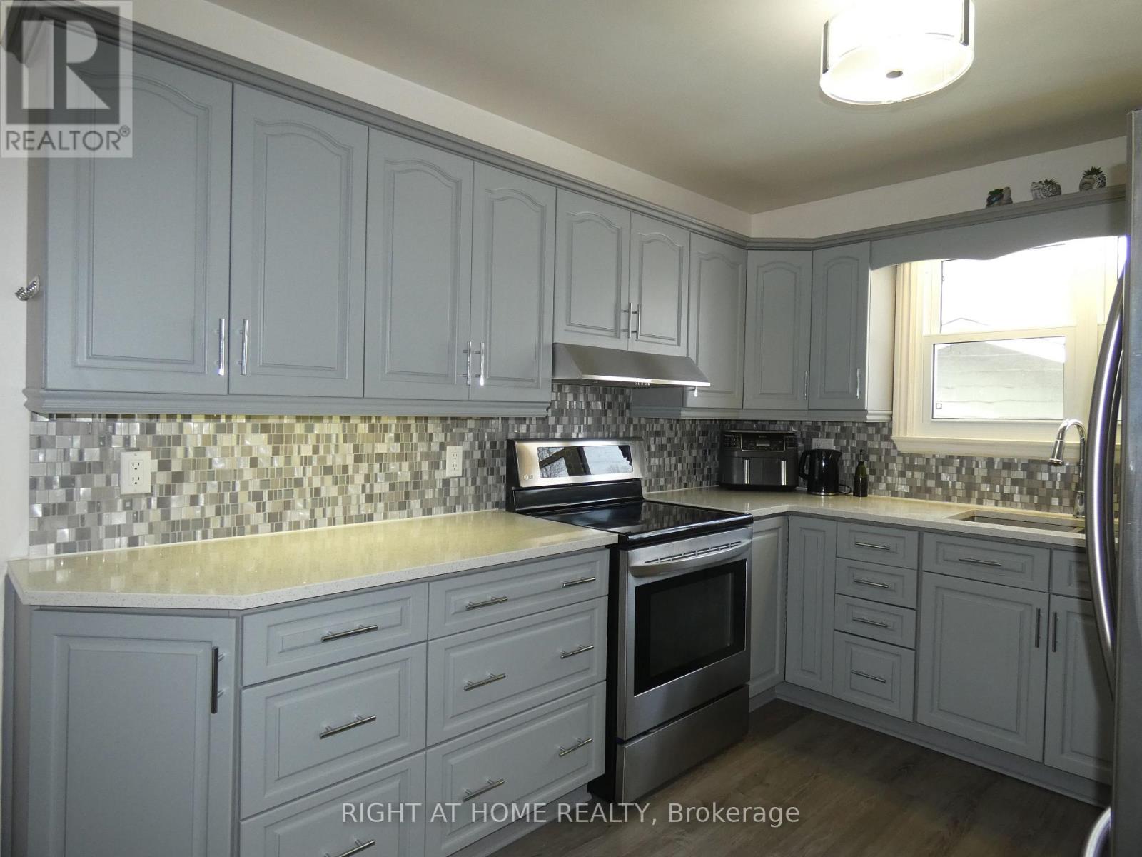 27 Shore Acres Boulevard, North Bay, Ontario  P1A 1B7 - Photo 4 - X12780784