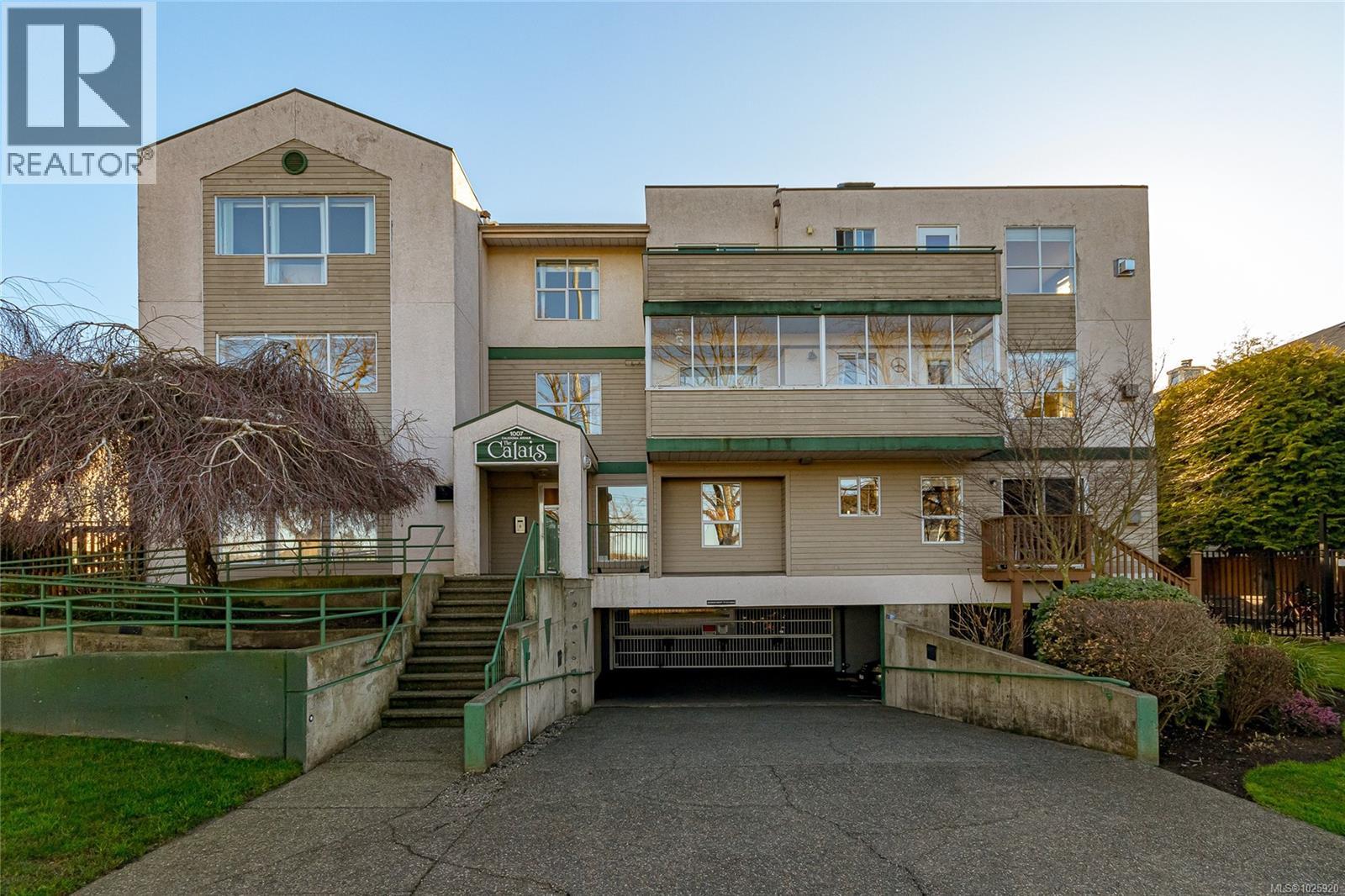 201 1007 Caledonia Ave, Victoria, British Columbia