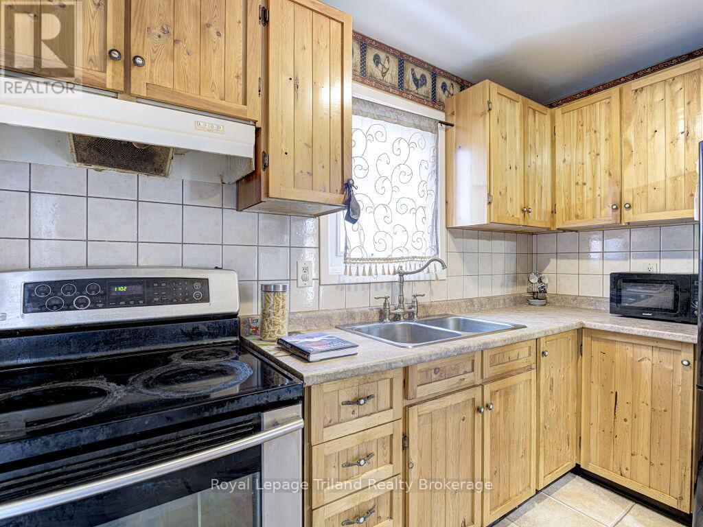 8 Hazelglen Court S, Brampton, Ontario  L6S 1N7 - Photo 11 - W12785888