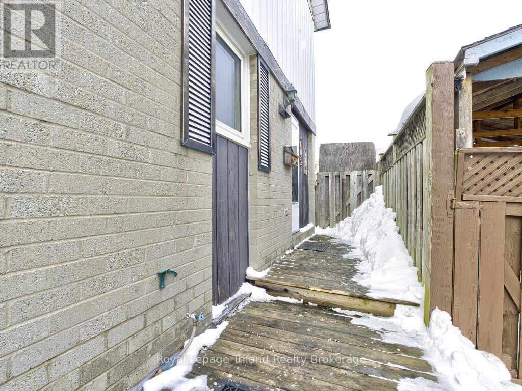 8 Hazelglen Court S, Brampton, Ontario  L6S 1N7 - Photo 3 - W12785888