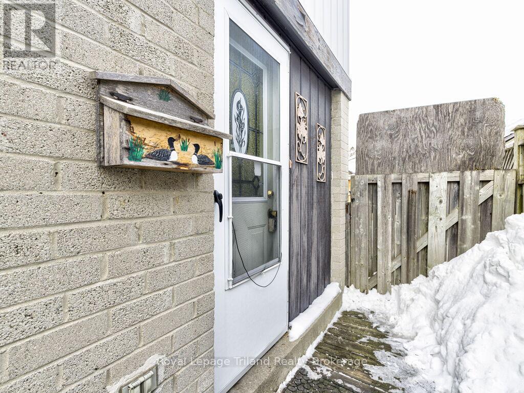 8 Hazelglen Court S, Brampton, Ontario  L6S 1N7 - Photo 4 - W12785888