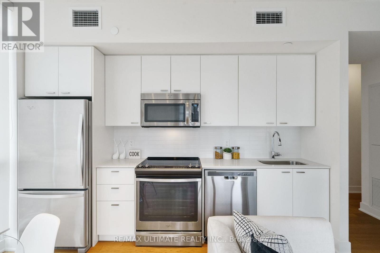 802 - 30 Roehampton Avenue, Toronto, Ontario  M4P 0B9 - Photo 8 - C12785948