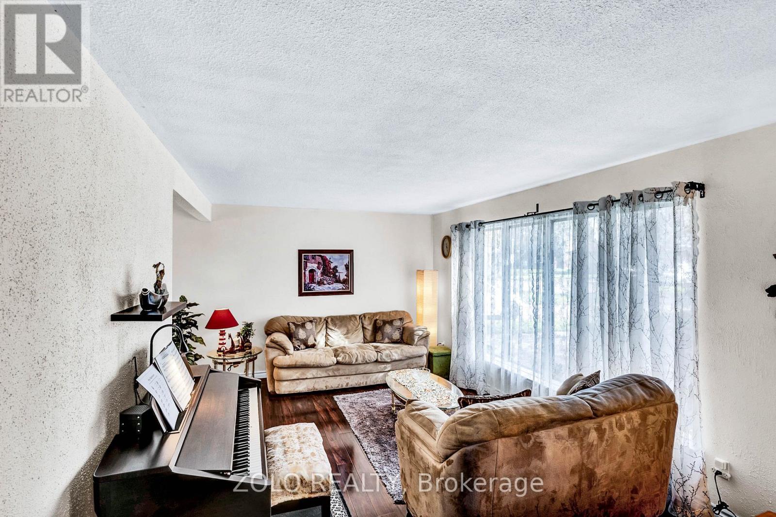 129 Folkstone Crescent, Brampton, Ontario  L6T 3M6 - Photo 5 - W12785960