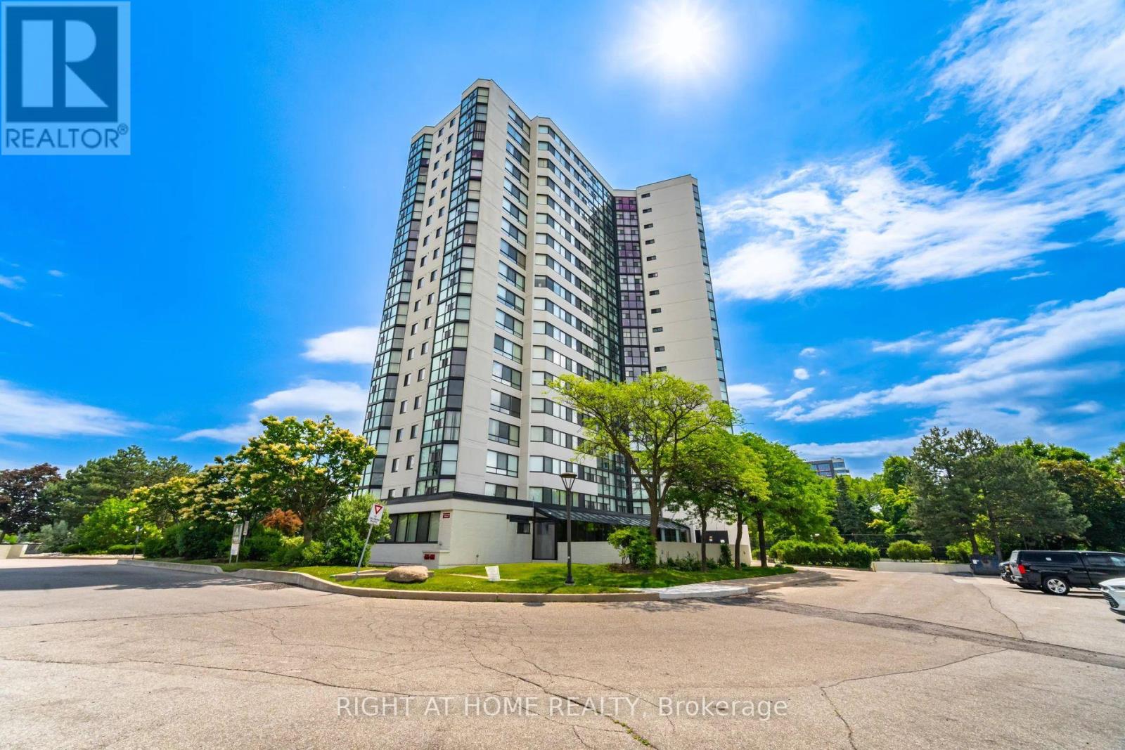 208 - 1360 Rathburn Road E, Mississauga, Ontario  L4W 4H4 - Photo 3 - W12785994