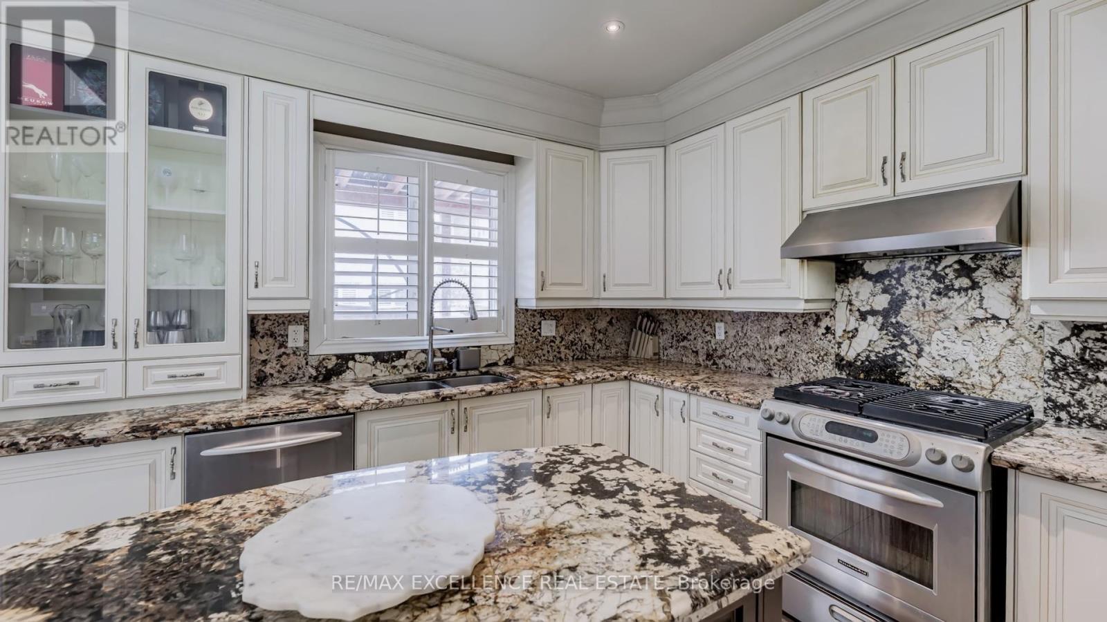 68 Bluffwood Crescent, Brampton, Ontario  L6P 2P3 - Photo 12 - W12785954