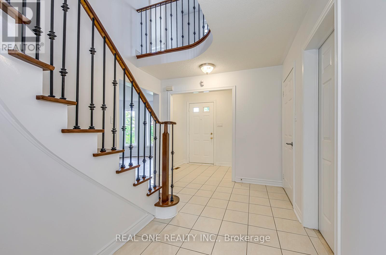 5192 Castlefield Drive, Mississauga, Ontario  L5V 1S2 - Photo 4 - W12786120