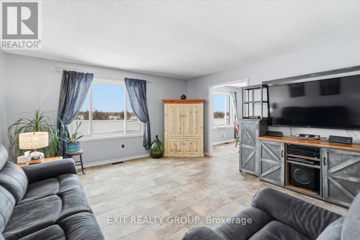 2433 Highway 62, Prince Edward County (Sophiasburg Ward), Ontario  K0K 1G0 - Photo 7 - X12786254