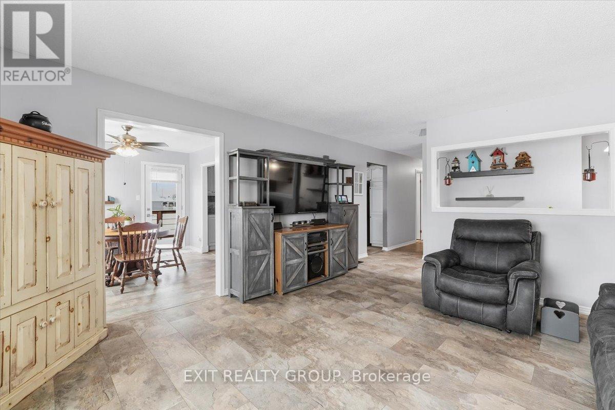 2433 Highway 62, Prince Edward County (Sophiasburg Ward), Ontario  K0K 1G0 - Photo 8 - X12786254