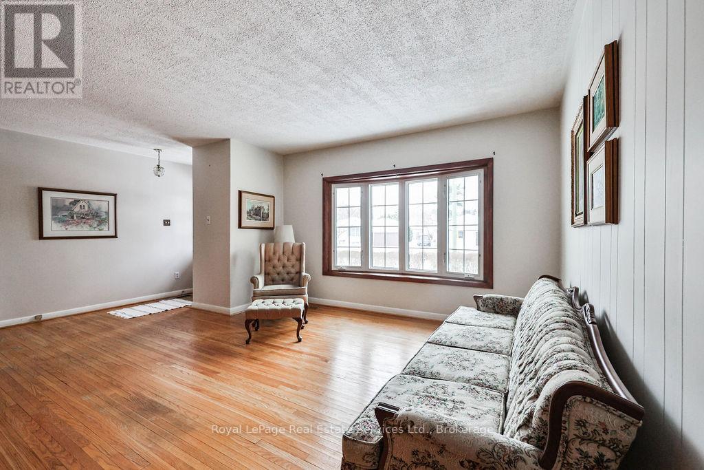 557 Stonecliffe Road, Oakville, Ontario  L6L 4N8 - Photo 7 - W12786216