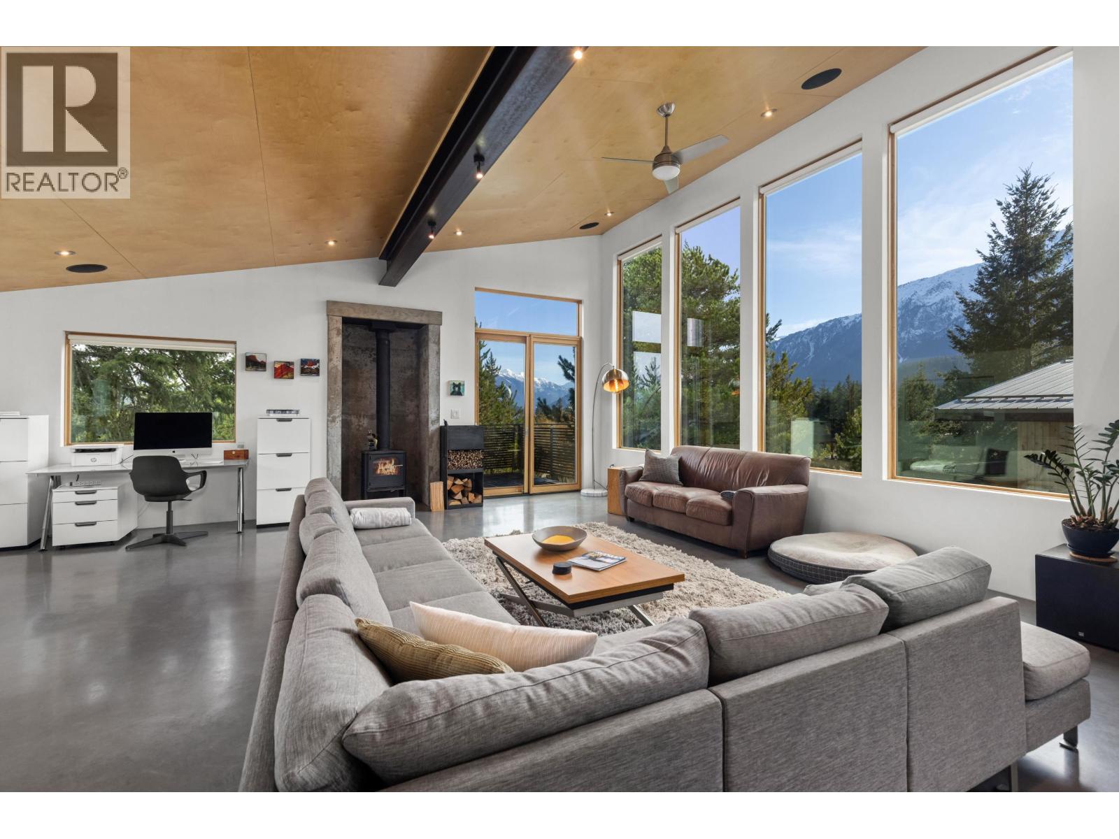 7465 Dogwood Street, Pemberton, British Columbia  V0N 2L0 - Photo 2 - R3088658