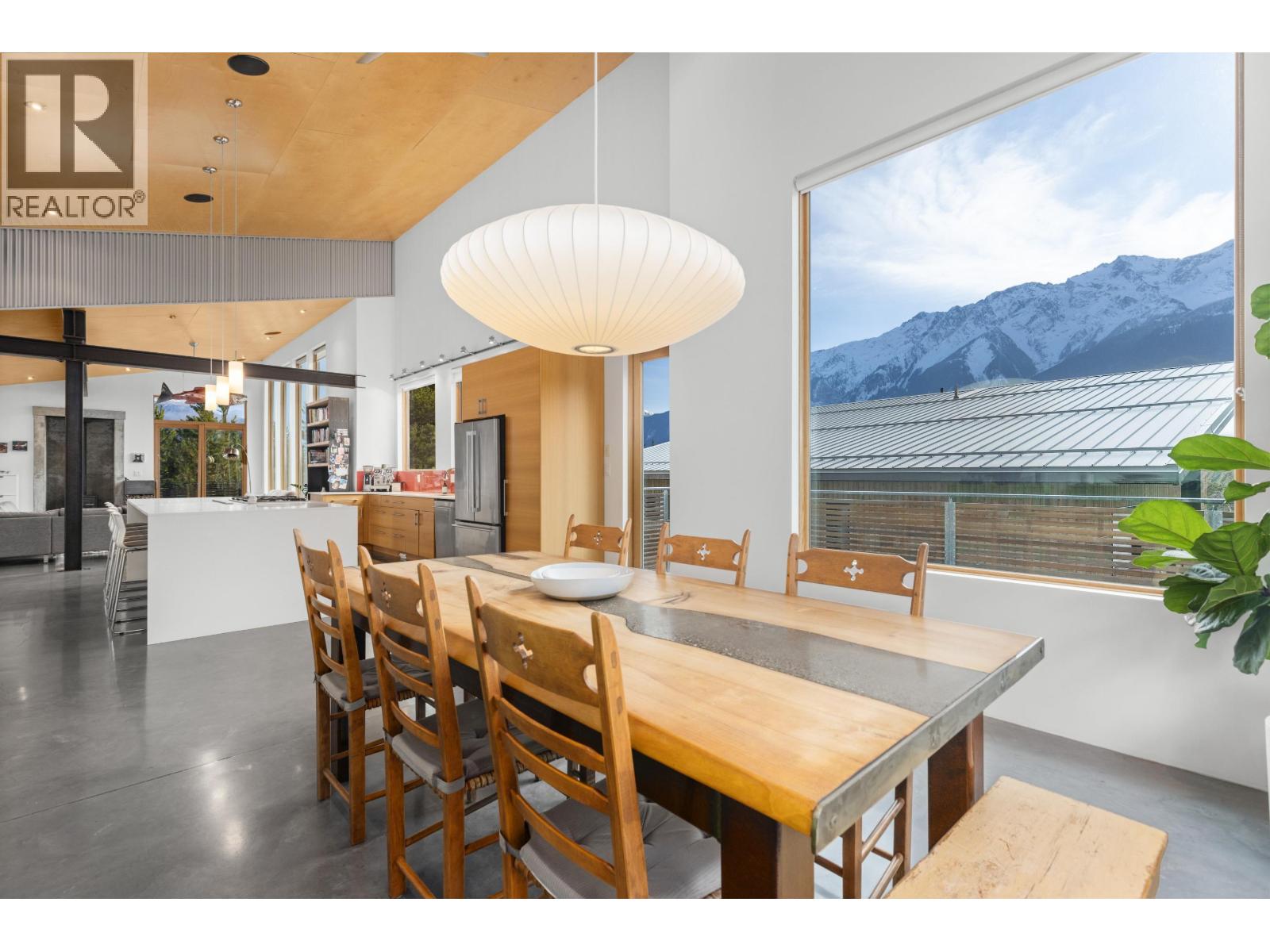 7465 Dogwood Street, Pemberton, British Columbia  V0N 2L0 - Photo 3 - R3088658