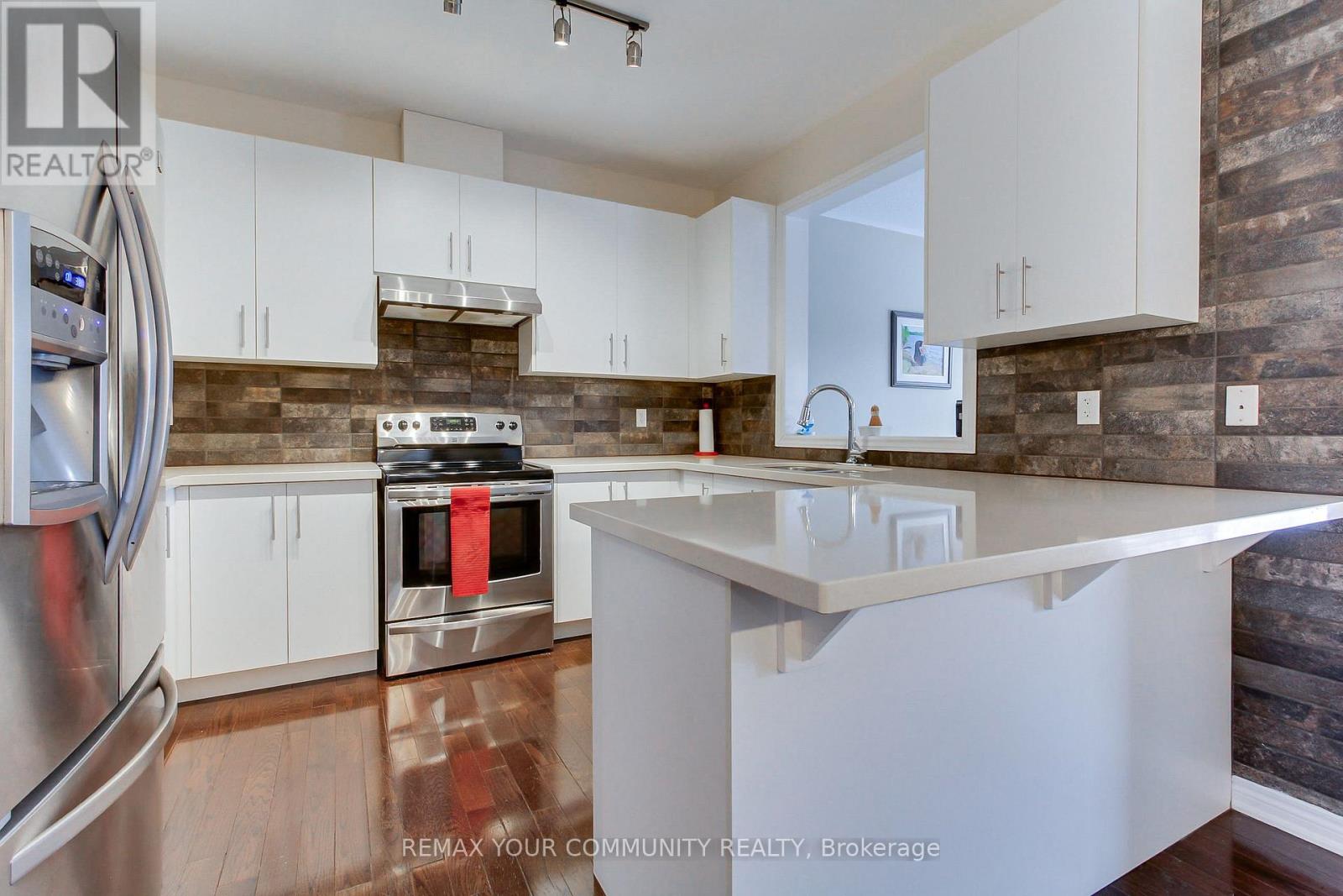 506 Foxcroft Boulevard, Newmarket, Ontario  L3X 3L6 - Photo 10 - N12786218