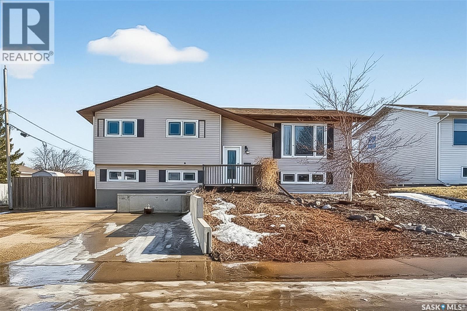 941 14th Avenue Sw, Moose Jaw, Saskatchewan  S6H 7R7 - Photo 2 - SK028289