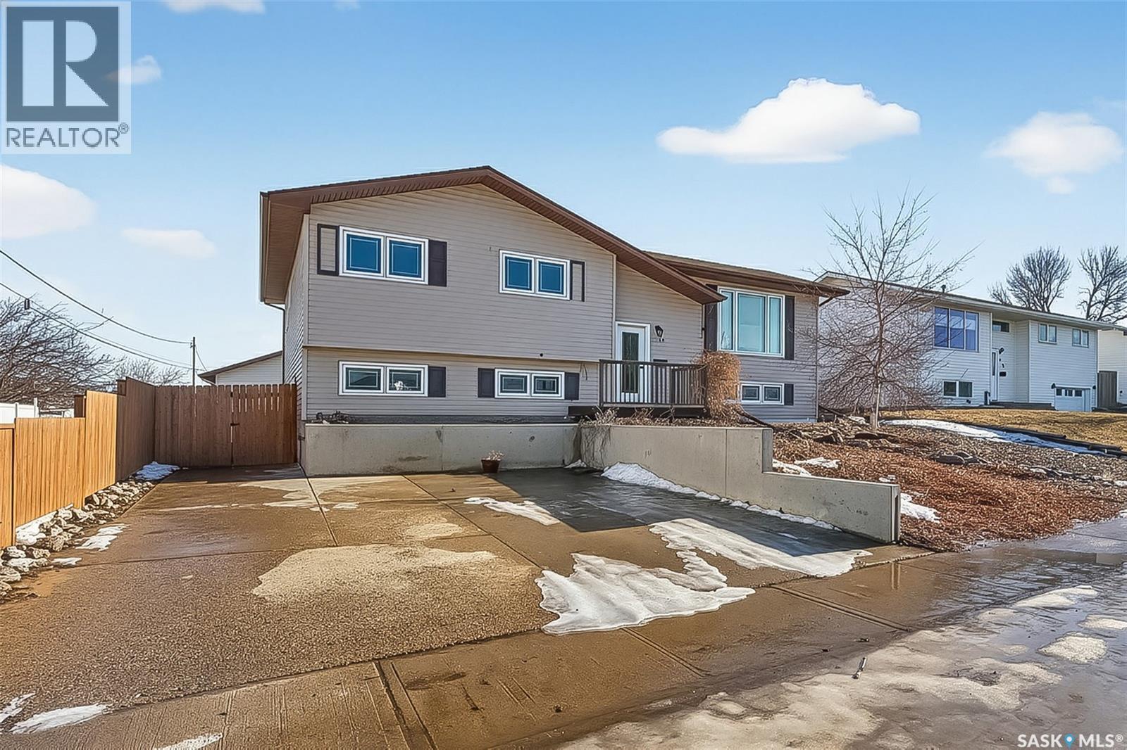 941 14th Avenue Sw, Moose Jaw, Saskatchewan  S6H 7R7 - Photo 3 - SK028289