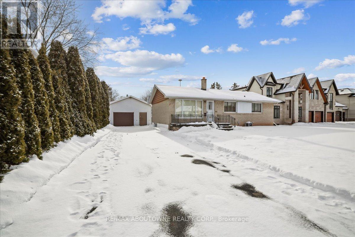 1332 Rebecca Street, Oakville, Ontario  L6L 1Z4 - Photo 2 - W12786250