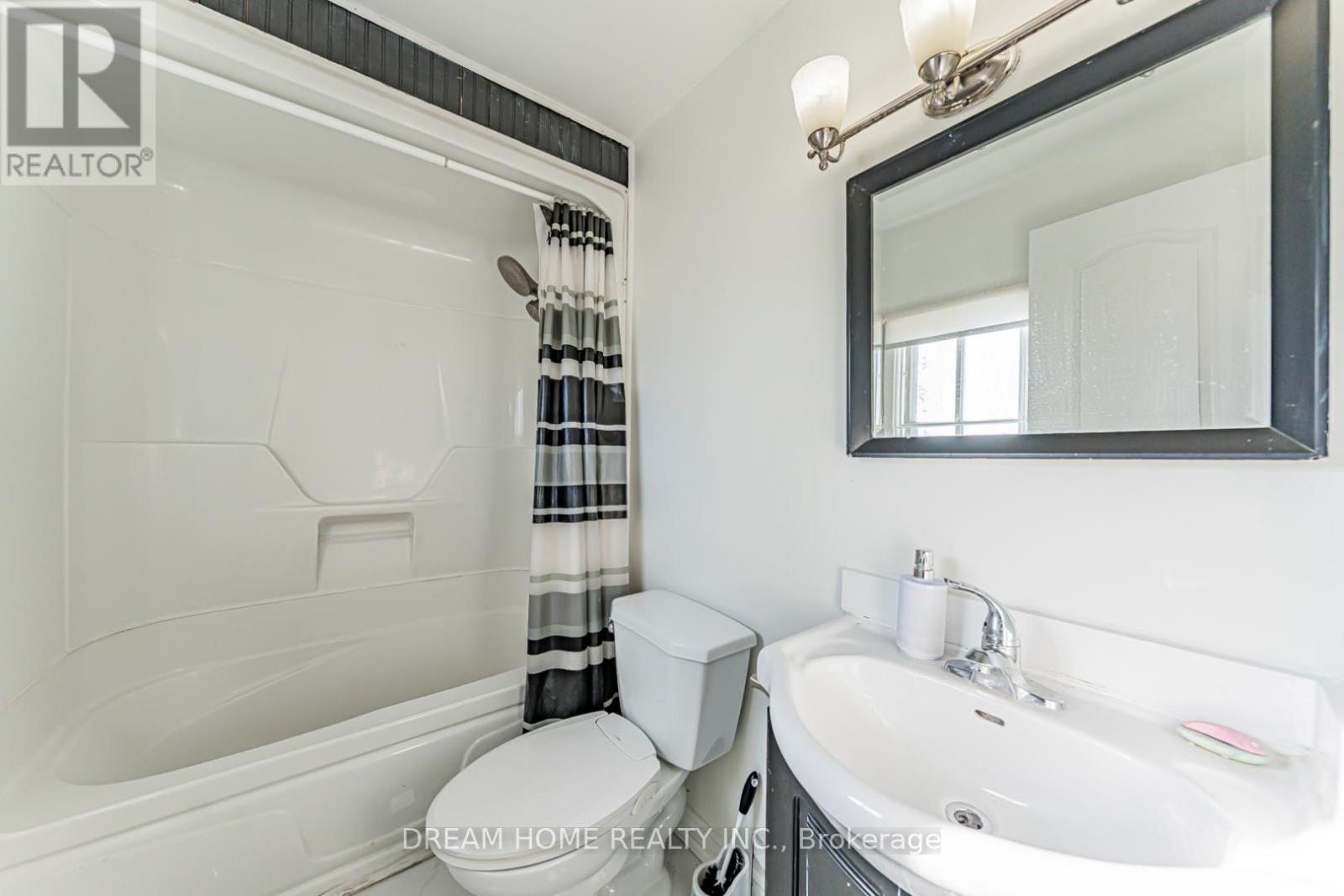 Upper Level - 22 Hazelglen Court, Brampton, Ontario  L6S 1N7 - Photo 32 - W12786272