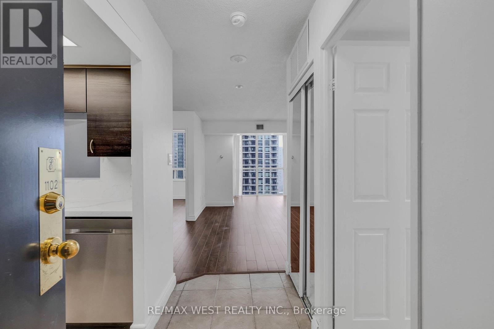 1102 - 285 Enfield Place, Mississauga, Ontario  L5M 6E9 - Photo 7 - W12786282