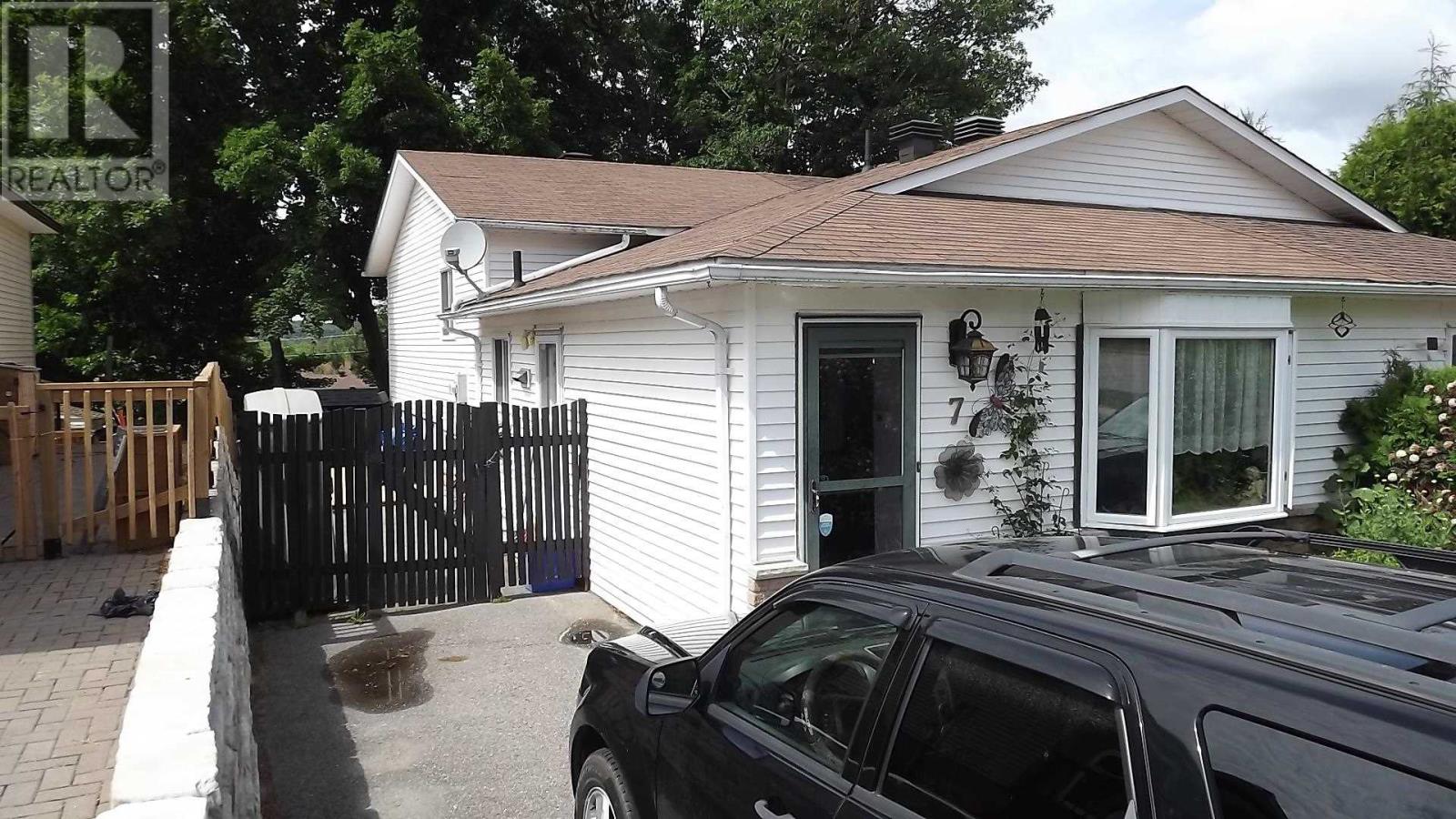 7 Feltz Rd, Elliot Lake, Ontario  P5A 1V3 - Photo 3 - SM260293