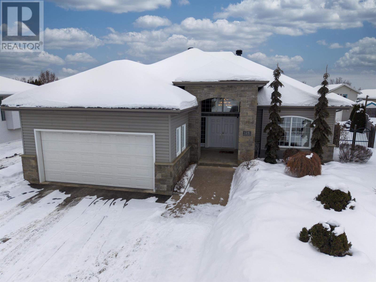 128 Wolverine Cres, Thunder Bay, Ontario  P7C 5Z2 - Photo 1 - TB2600175