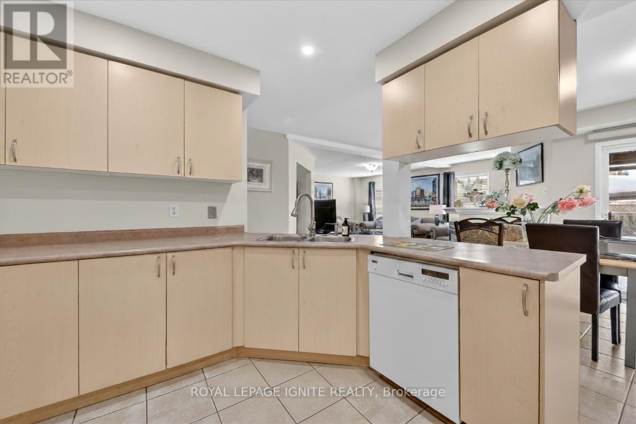 215 Drummond Drive, Vaughan, Ontario  L6A 3C1 - Photo 13 - N12786346