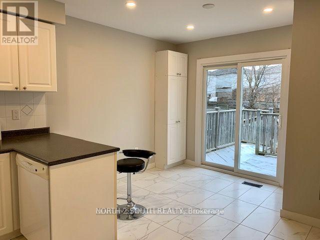 Upper - 29 Gore Drive, Barrie (Ardagh), Ontario  L4N 8L3 - Photo 2 - S12786428