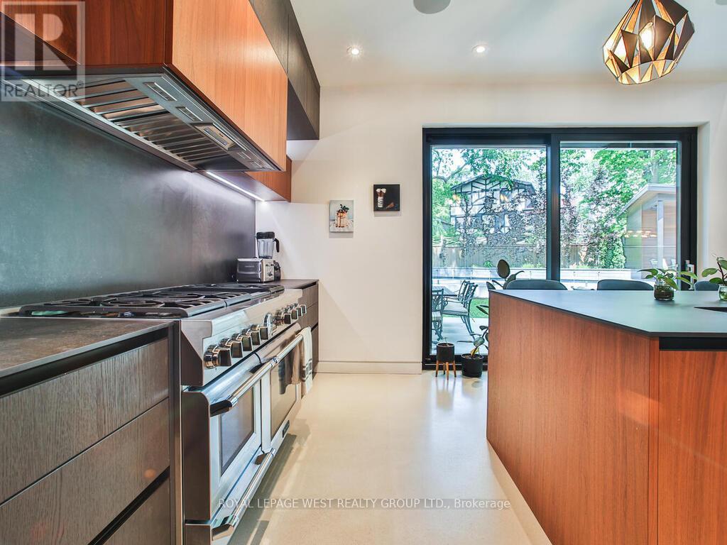 4 Old Oak Road, Toronto, Ontario  M9A 2V8 - Photo 10 - W12786338