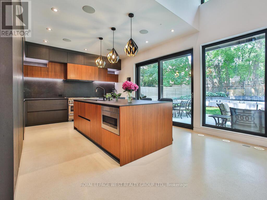 4 Old Oak Road, Toronto, Ontario  M9A 2V8 - Photo 7 - W12786338