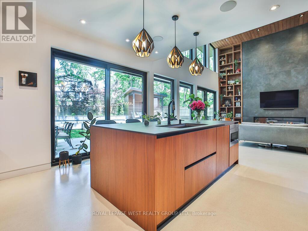 4 Old Oak Road, Toronto, Ontario  M9A 2V8 - Photo 8 - W12786338