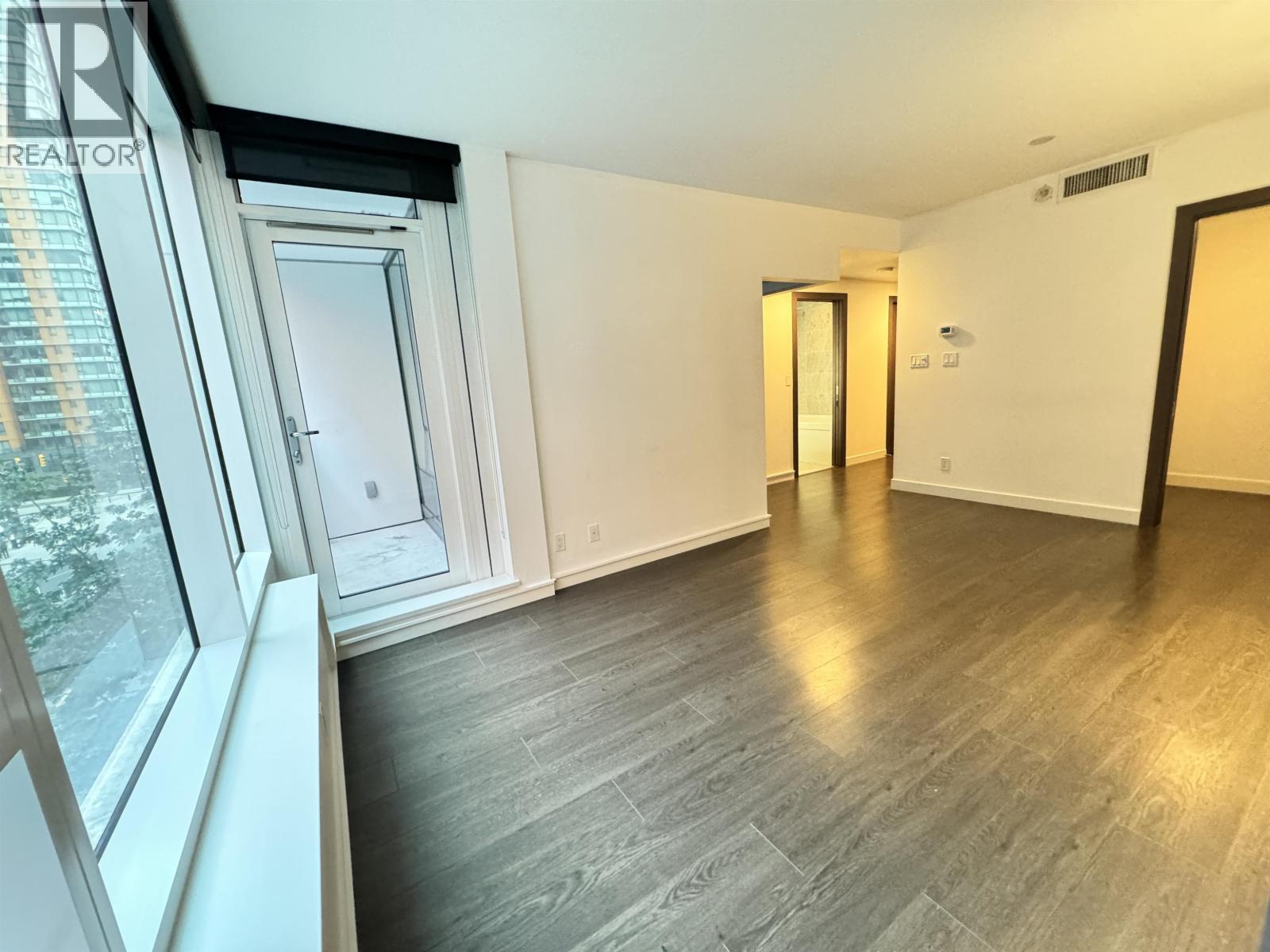 323 68 SMITHE STREET, Vancouver, British Columbia