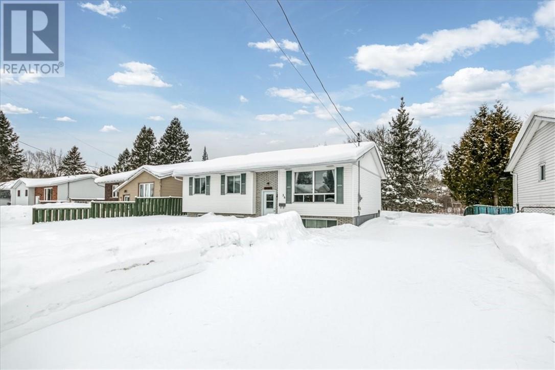 26 Rushbrooke Crescent, Chelmsford, Ontario  P0M 1L0 - Photo 1 - 2126433