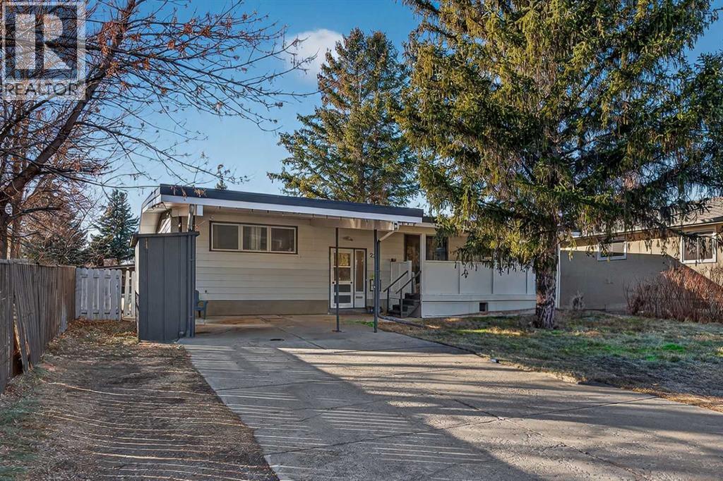 22 Acadia Road W, Lethbridge, Alberta