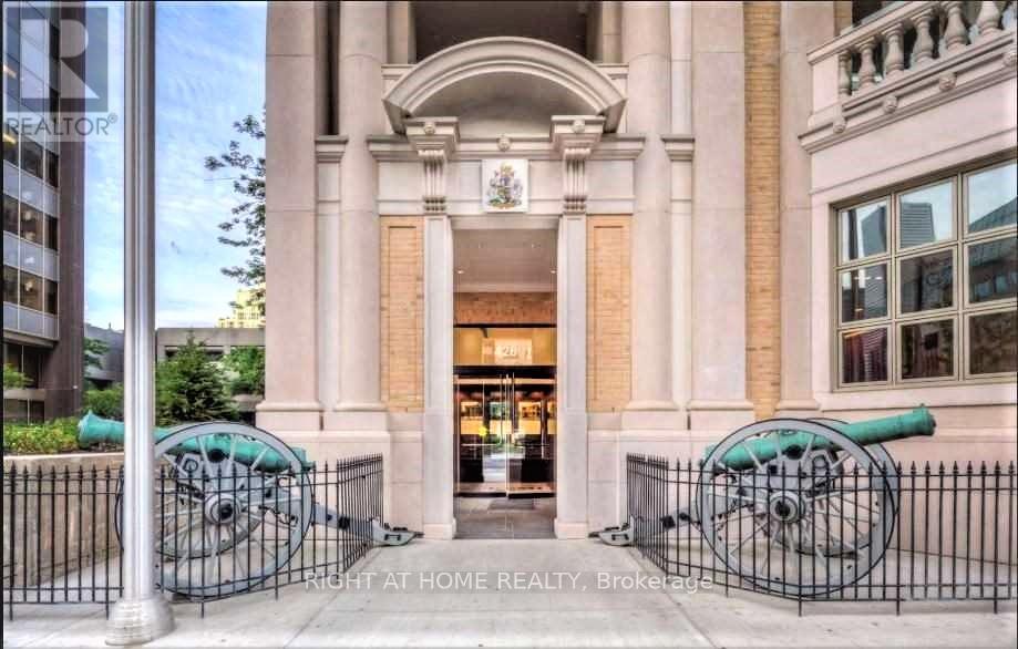 1706 - 426 University Avenue, Toronto, Ontario  M5G 1S9 - Photo 2 - C12786616