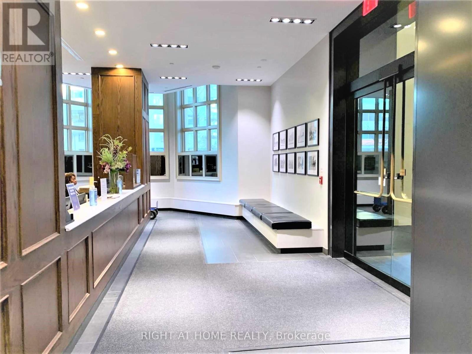 1706 - 426 University Avenue, Toronto, Ontario  M5G 1S9 - Photo 3 - C12786616