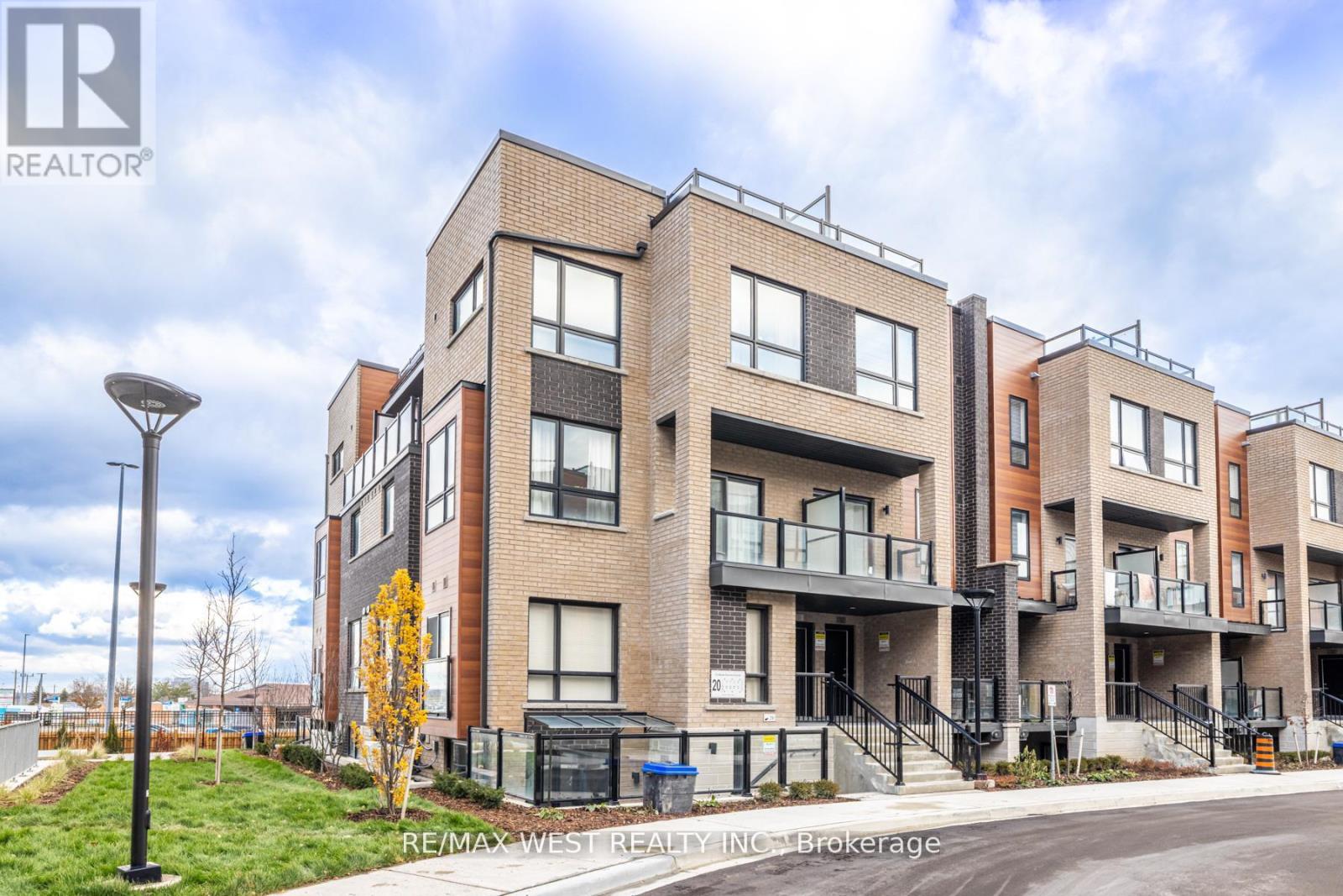 28 - 20 LYTHAM GREEN CIRCLE, Newmarket, Ontario