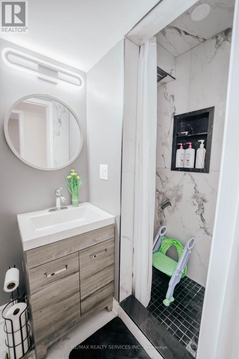 132 Lauraglen Crescent, Brampton, Ontario  L6Y 5A3 - Photo 13 - W12786552